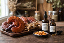 Champignons reishi frais avec extraits et capsules sur surface en bois sombre